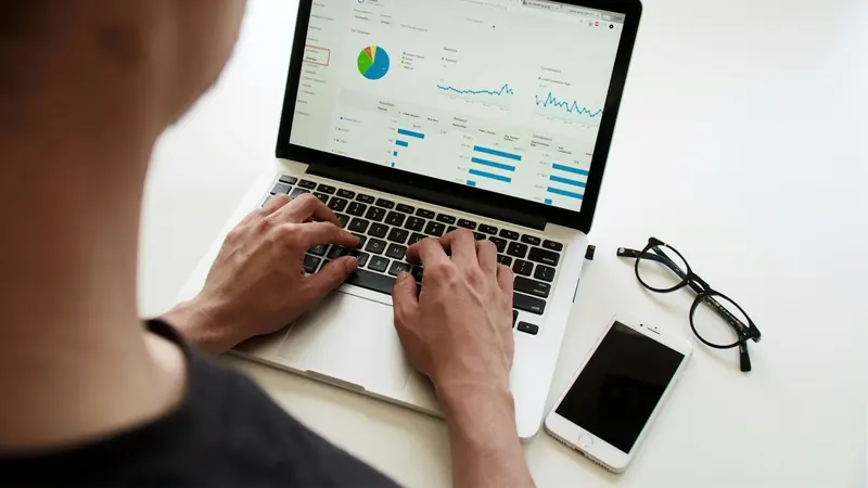 Dizüstü bilgisayarda reklam verilerini inceleyen kişi