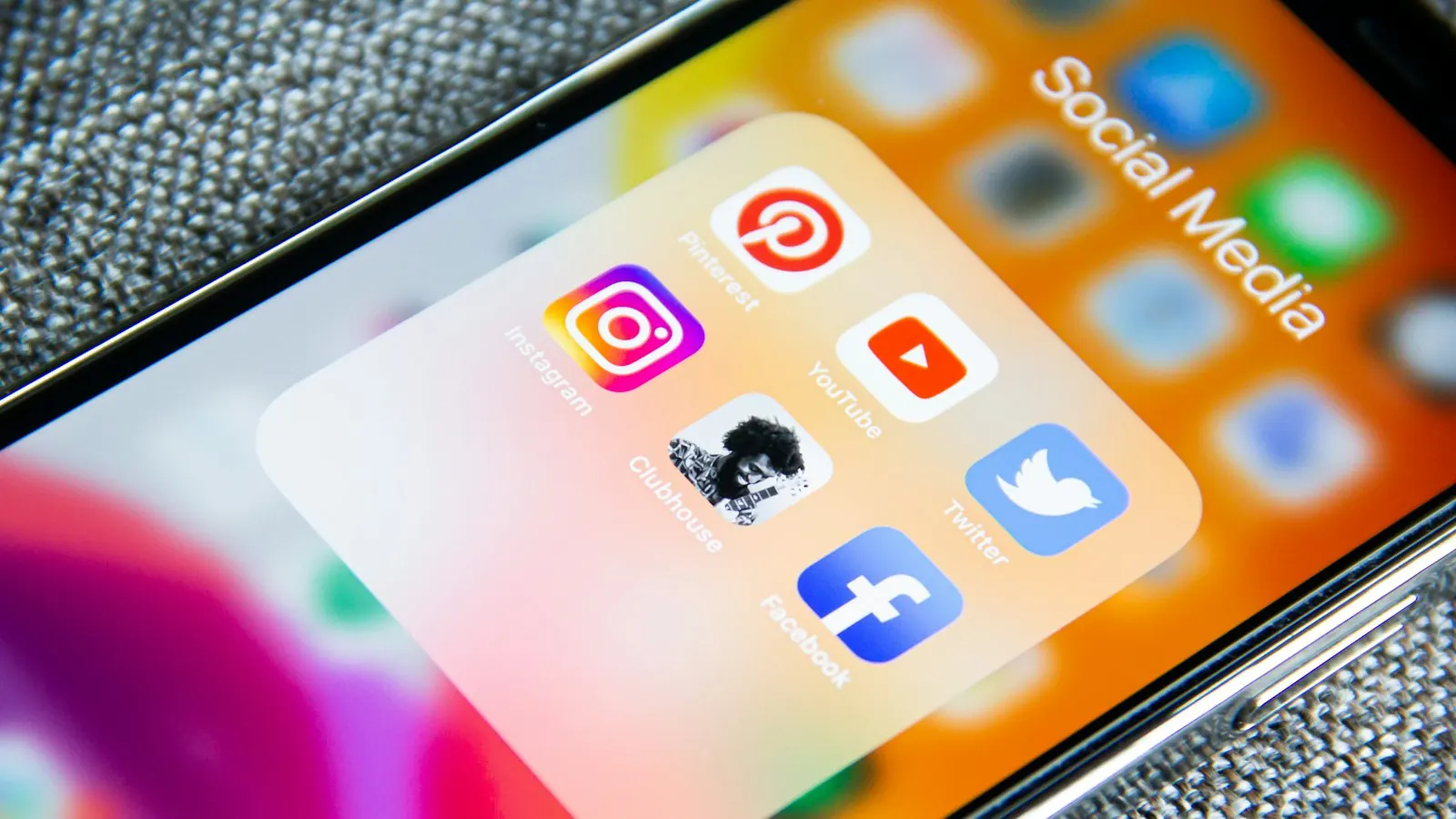 Ekranında sosyal medya uygulamaları görünen akıllı telefon